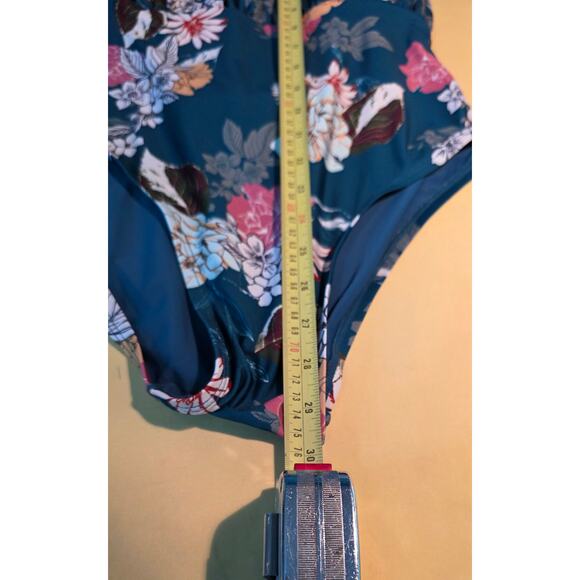 ModCloth the Lauren floral cross‎ back one piece swimsuit Size L - Picture 6 of 6